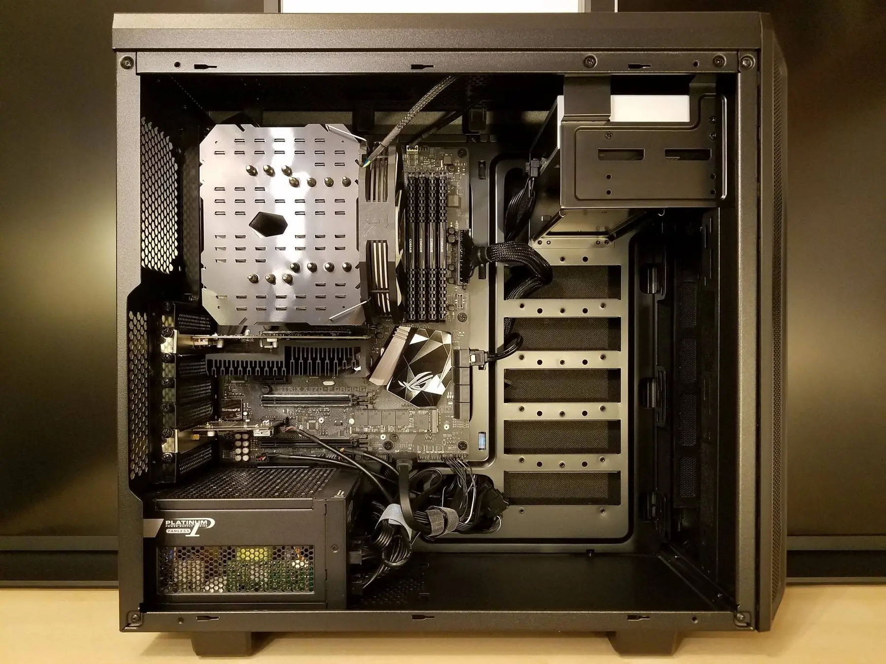 L'intérieur d'un PC de bureau ouvert : carte mère, ventirad, barrettes de RAM, carte graphique et alimentation.