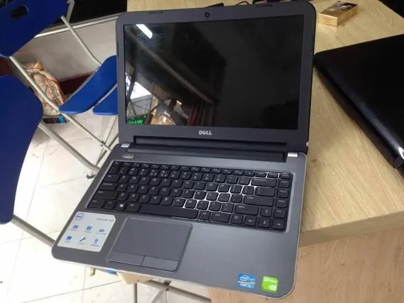 Un portable Dell d'entrée de gamme, ouvert sur une table.